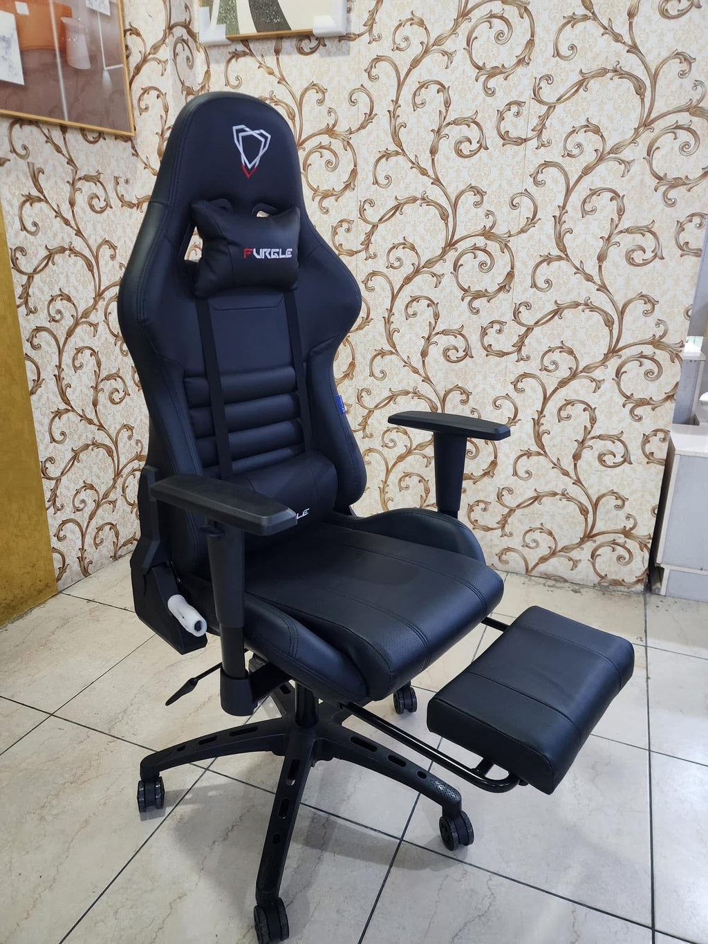 Gaming Chair with Footrest – Adjustable & Comfortable