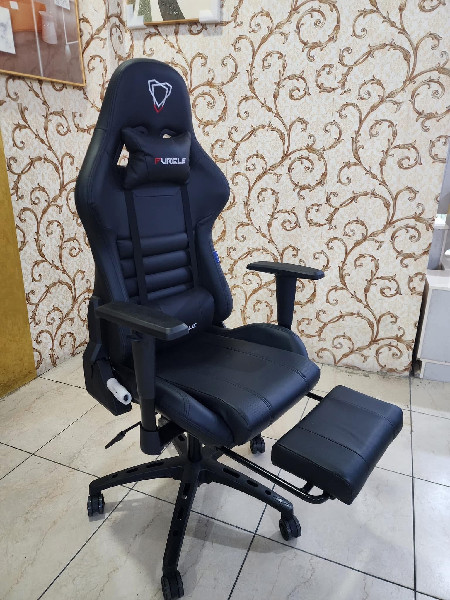 Gaming Chair with Footrest – Adjustable & Comfortable
