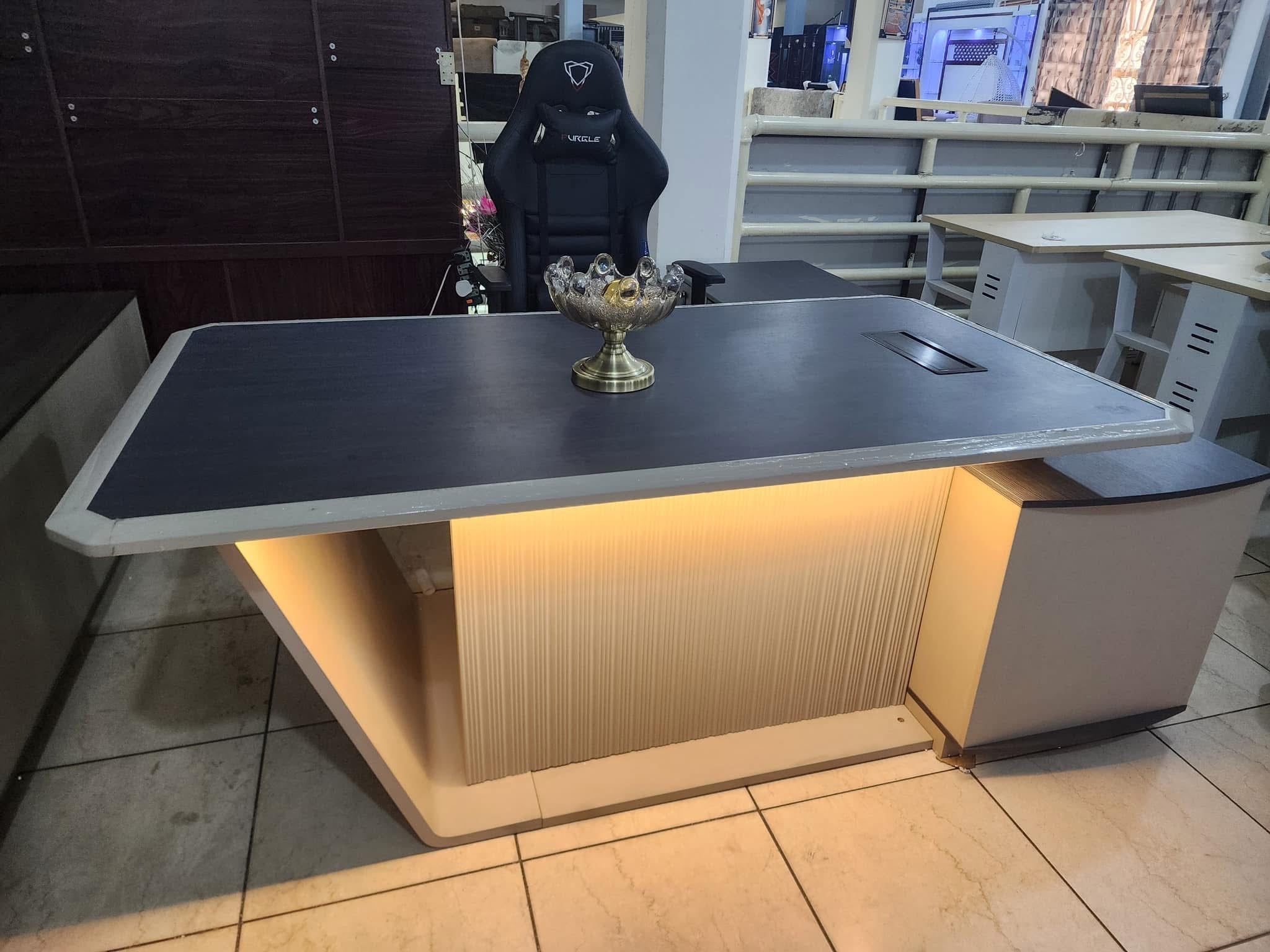 Modern Executive Office Desk – Sleek & Stylish Design